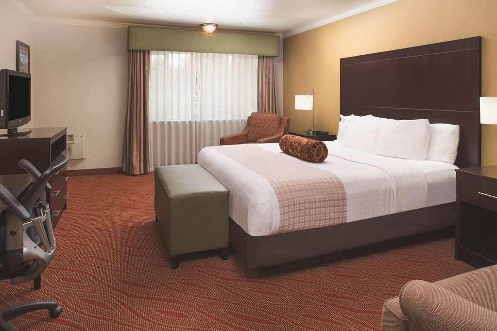 Best Western Plus Parkway Inn Уилсонвилл Экстерьер фото