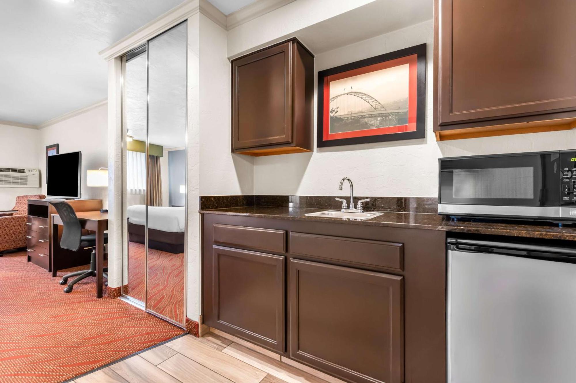 Best Western Plus Parkway Inn Уилсонвилл Экстерьер фото
