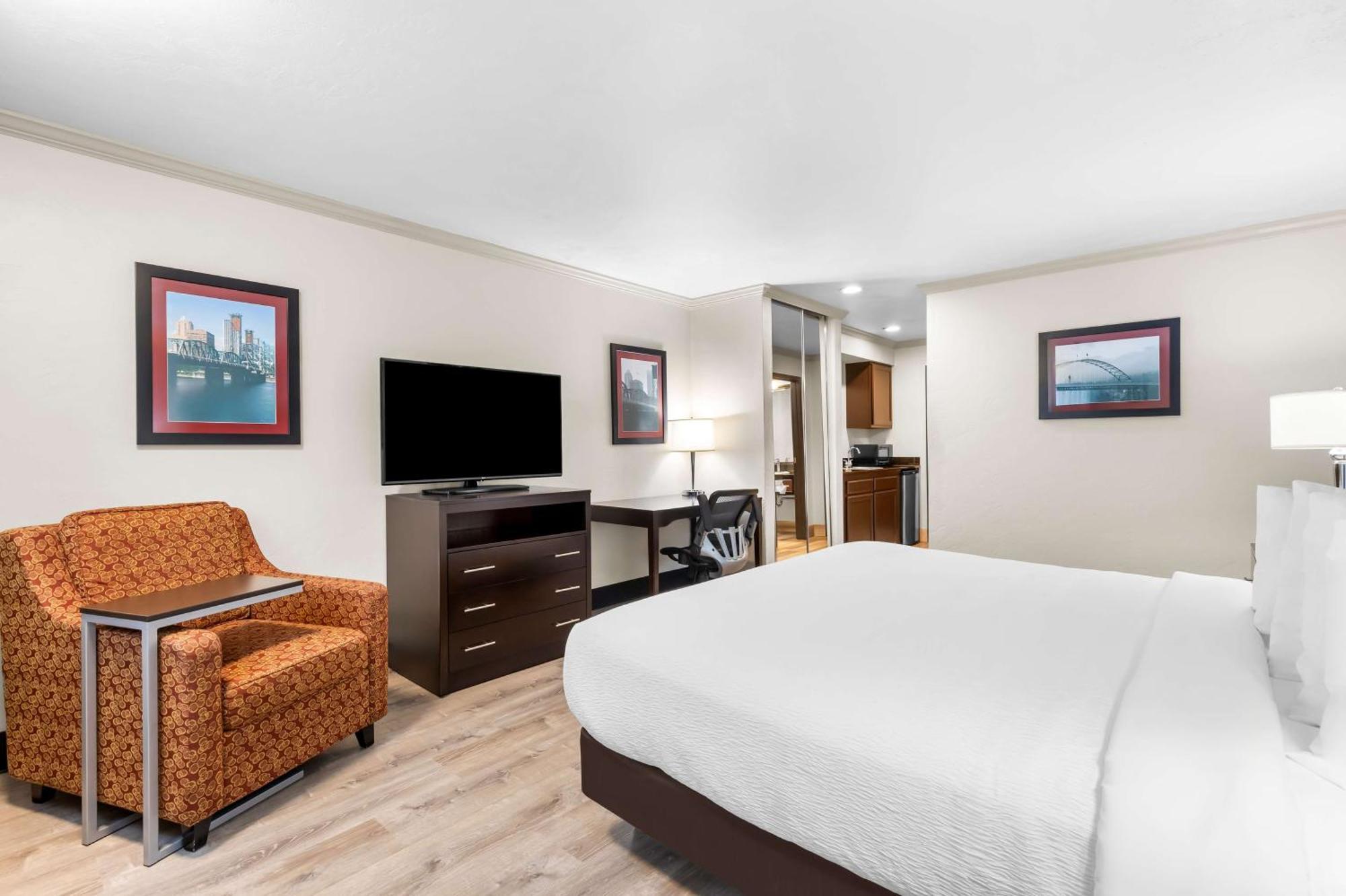 Best Western Plus Parkway Inn Уилсонвилл Экстерьер фото